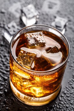 Alkollü içki ile cam