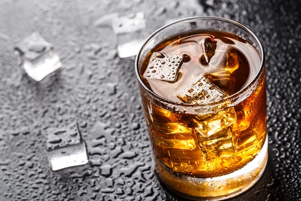 Alkollü içki ile cam — Stok fotoğraf