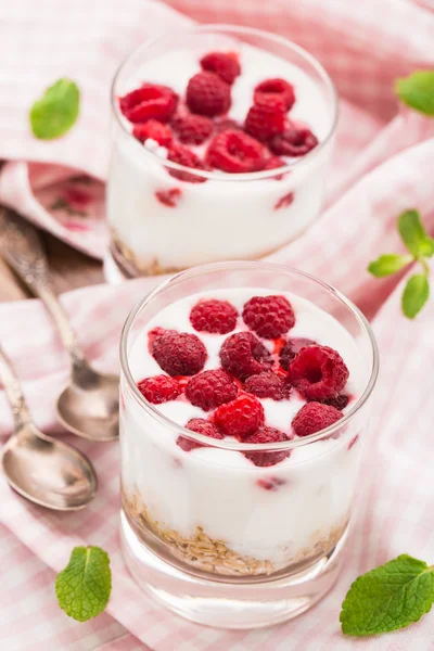 Yogurt with muesli and raspberries — Stock Photo, Image