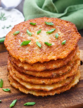 Bir ahşap tahta üzerinde patates pancakes