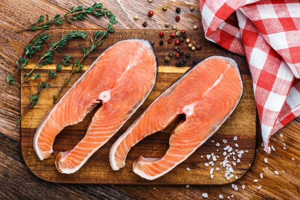 Filete de salmón en una tabla de madera — Foto de Stock
