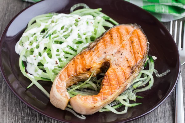 Saumon grillé avec salade de concombre — Photo