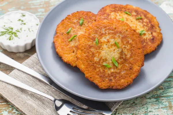 Panqueques de papa en un plato —  Fotos de Stock