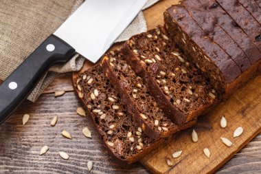 Tohumları ile dilimlenmiş ekmek