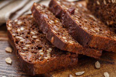 Tohumları ile dilimlenmiş ekmek