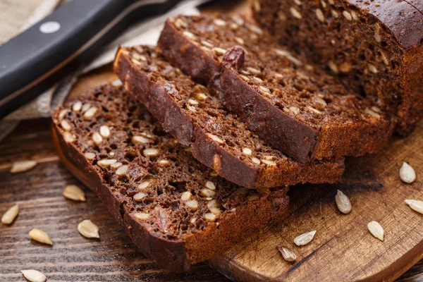 Gesneden brood met zaden — Stockfoto