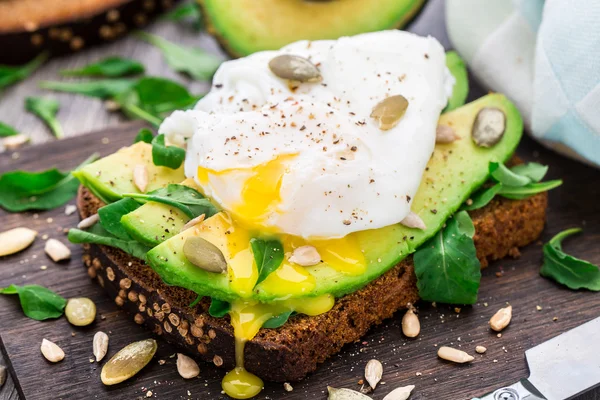 Avocado smörgås — Stockfoto