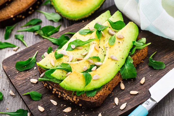 Avocado smörgås — Stockfoto