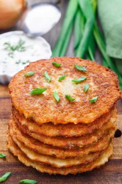 Potatis pannkakor på en planka — Stockfoto