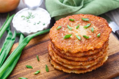 Bir ahşap tahta üzerinde patates pancakes