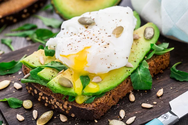 Avocado smörgås — Stockfoto