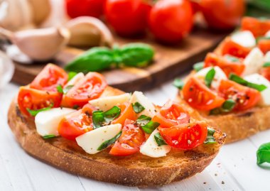 Bruschetta kiraz domates ve mozzarella ile