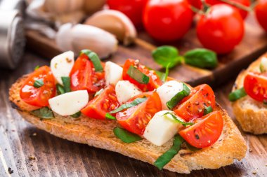 Bruschetta kiraz domates ve mozzarella ile