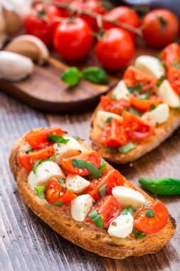 Bruschetta kiraz domates ve mozzarella ile