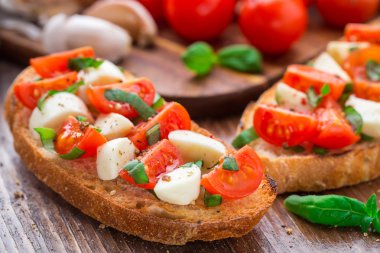 Bruschetta kiraz domates ve mozzarella ile