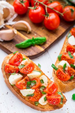 Bruschetta kiraz domates ve mozzarella ile