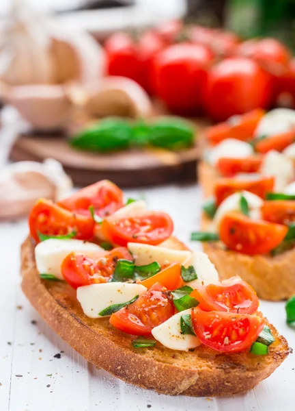 Bruschetta aux tomates cerises et mozzarella — Photo