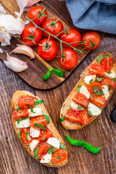 Bruschetta s cherry rajčaty a mozzarellou — Stock fotografie