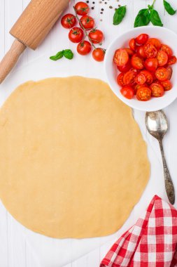 Kiraz domates tart. Pişirme işlemi.