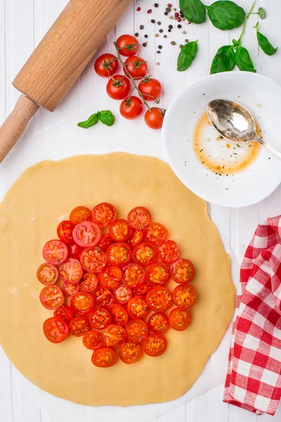 チェリー トマトのタルト。調理プロセス. — ストック写真