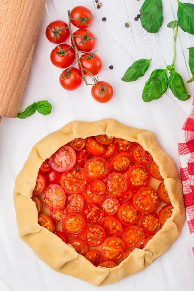 チェリー トマトのタルト。調理プロセス. — ストック写真
