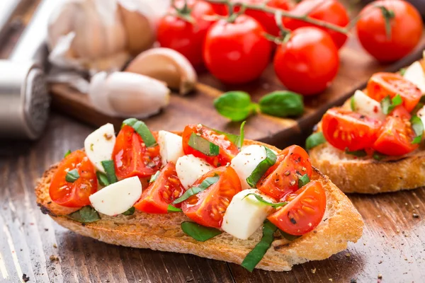 Bruschetta s cherry rajčaty a mozzarellou — Stock fotografie