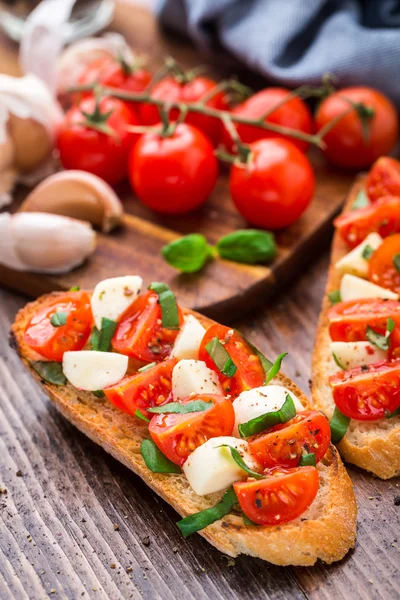 Bruschetta with cherry tomato and mozzarella — Stock Photo, Image