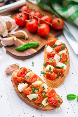 Bruschetta kiraz domates ve mozzarella ile