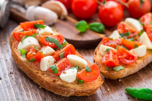 Bruschetta kiraz domates ve mozzarella ile