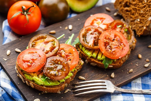 Avocado sandwich with tomatoes — Stock Photo, Image