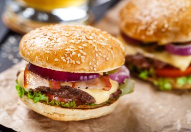 Ahşap tahta üzerinde lezzetli burger