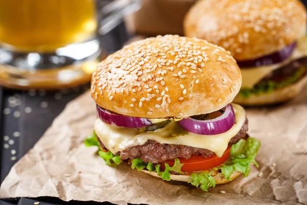 Νόστιμα burger σε σανίδα — Φωτογραφία Αρχείου