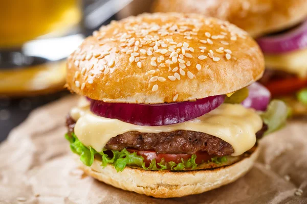 Delizioso hamburger su tavola di legno — Foto Stock