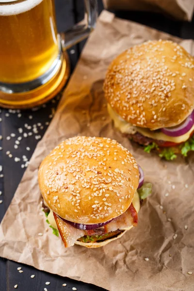 Lahodné hamburger na dřevěné desce — Stock fotografie