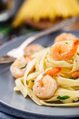 Tagliatelle mantarlı karides ve maydanoz