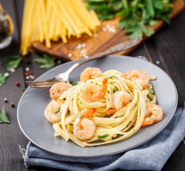 Tagliatelle mantarlı karides ve maydanoz