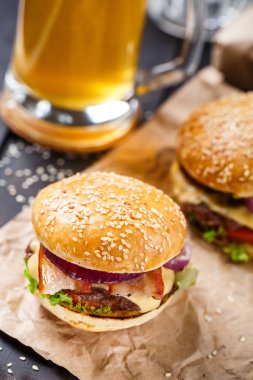 Ahşap tahta üzerinde lezzetli burger