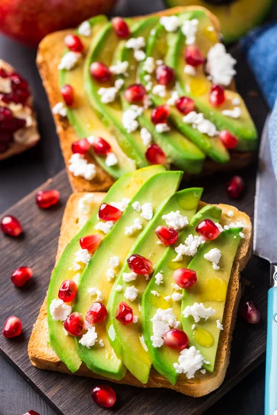 Sandwich de aguacate con feta y granada — Foto de Stock