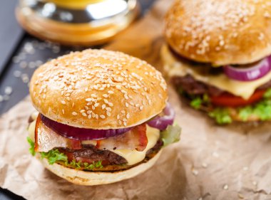 Ahşap tahta üzerinde lezzetli burger