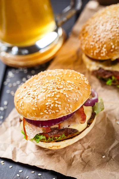 Νόστιμα burger σε σανίδα — Φωτογραφία Αρχείου