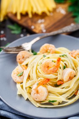 Tagliatelle mantarlı karides ve maydanoz