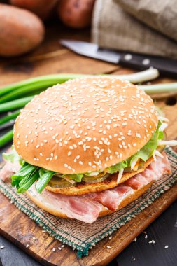 Burger patates pankek ve pastırma