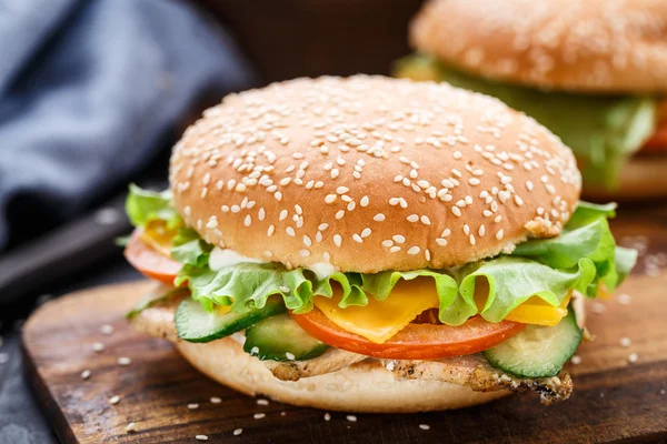 Hamburguesa Cesare sobre tabla de madera —  Fotos de Stock