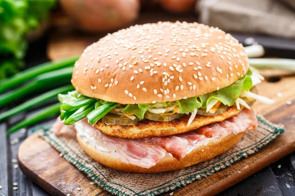 A burgonya palacsinta és bacon Burger — Stock Fotó