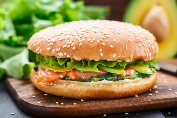 Hambúrguer com salmão e abacate — Fotografia de Stock