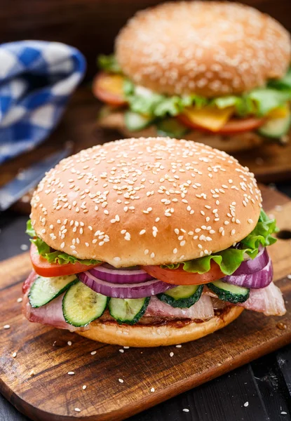 Hambúrguer de bacon com legumes e costeleta — Fotografia de Stock