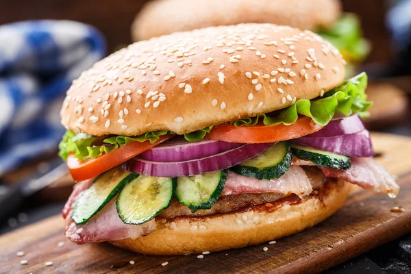 A zöldségek és a szelet Bacon burger — Stock Fotó