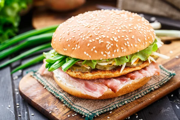 Hamburguesa con tortita de patata y tocino — Foto de Stock