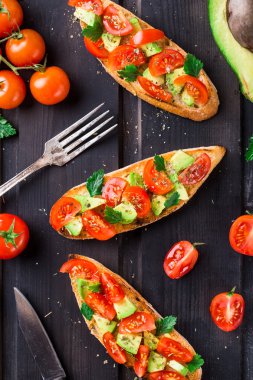 Bruschetta domates, avokado ve otlar ile