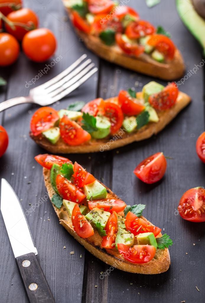 トマト アボカドとハーブのブルスケッタ ストック写真 C Vankad